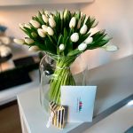 ramo de 50 tulipanes blancos con jarrón