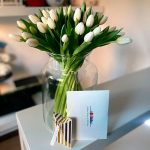 ramo de 50 tulipanes blancos naturales con jarrón, dedicatoria y bombones