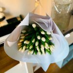 tulipanes ramo de 50 tallos envuelto en portabouquet blanco